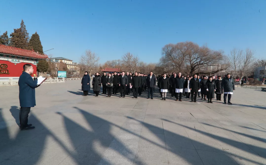 鞍勤集團黨委 溫泉集團黨委聯(lián)合舉辦“遷新址啟征程”主題黨日活動(dòng)