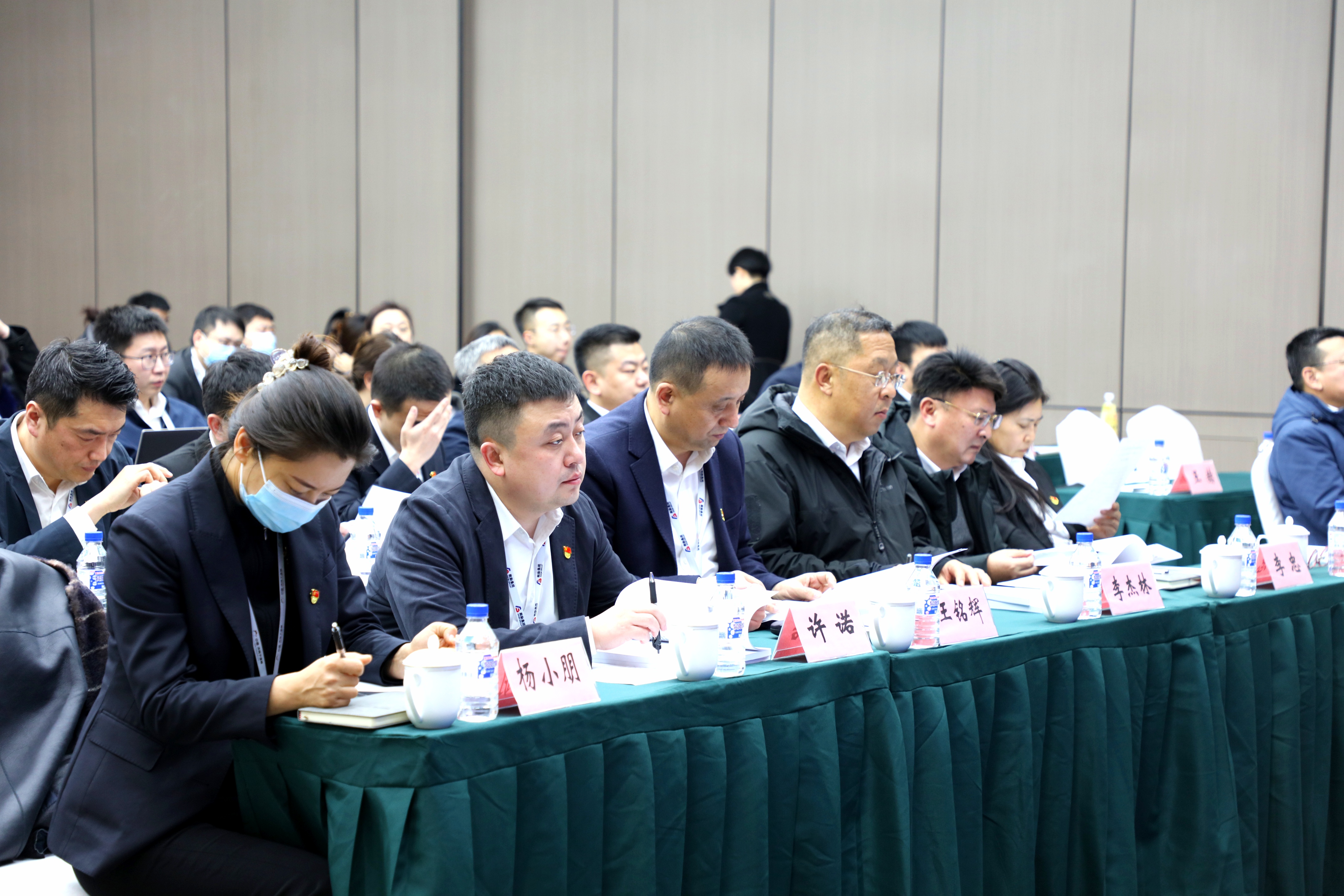 集團舉行機關(guān)中層干部、借調和駐村干部2022年度述職測評會(huì )議