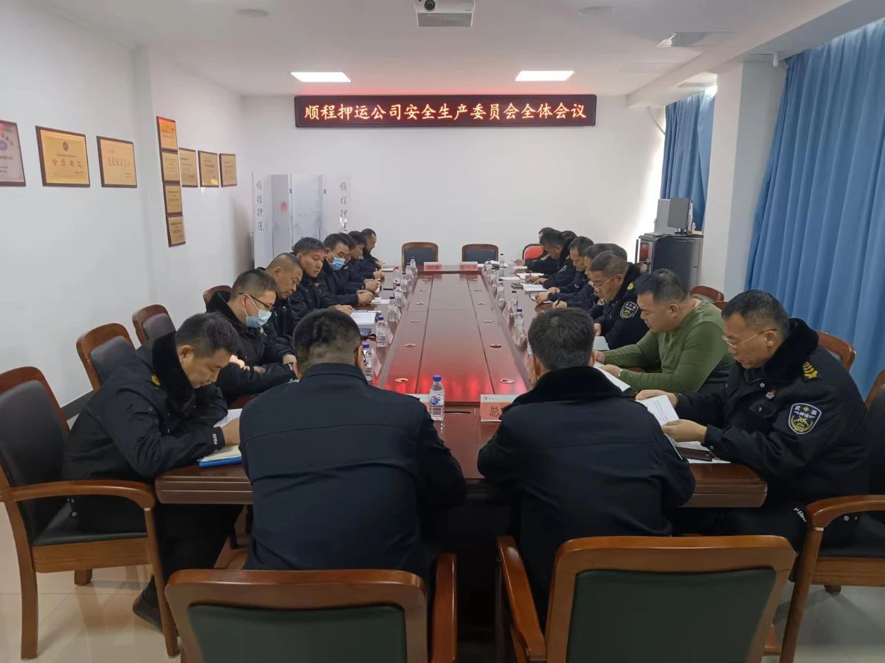 責任扛在肩 再踏新征程--順程押運公司召開(kāi)2024年安全生產(chǎn)責任狀簽訂儀式暨安全生產(chǎn)委員會(huì )全體會(huì )議